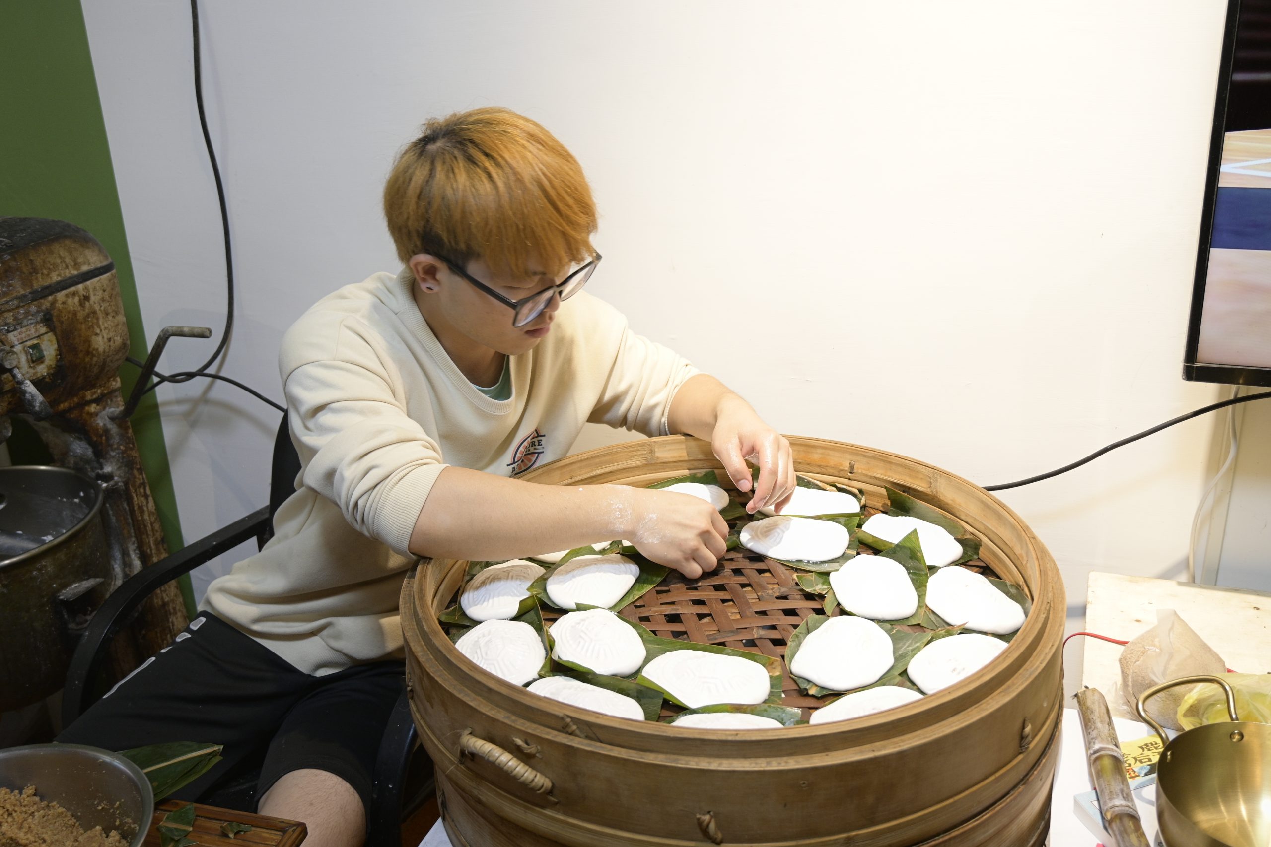 粿食研究室師傅做粿過程,白色紅龜粿, 彰化王功, 適合親子遊玩的景點, 王功親子遊, 王功適合孩子的景點, 適合親子旅遊的台灣小吃, 王功美食攻略, 王功必去景點, 彰化美食推薦, 台灣紅龜粿的製作工藝, 王功白色紅龜粿傳說