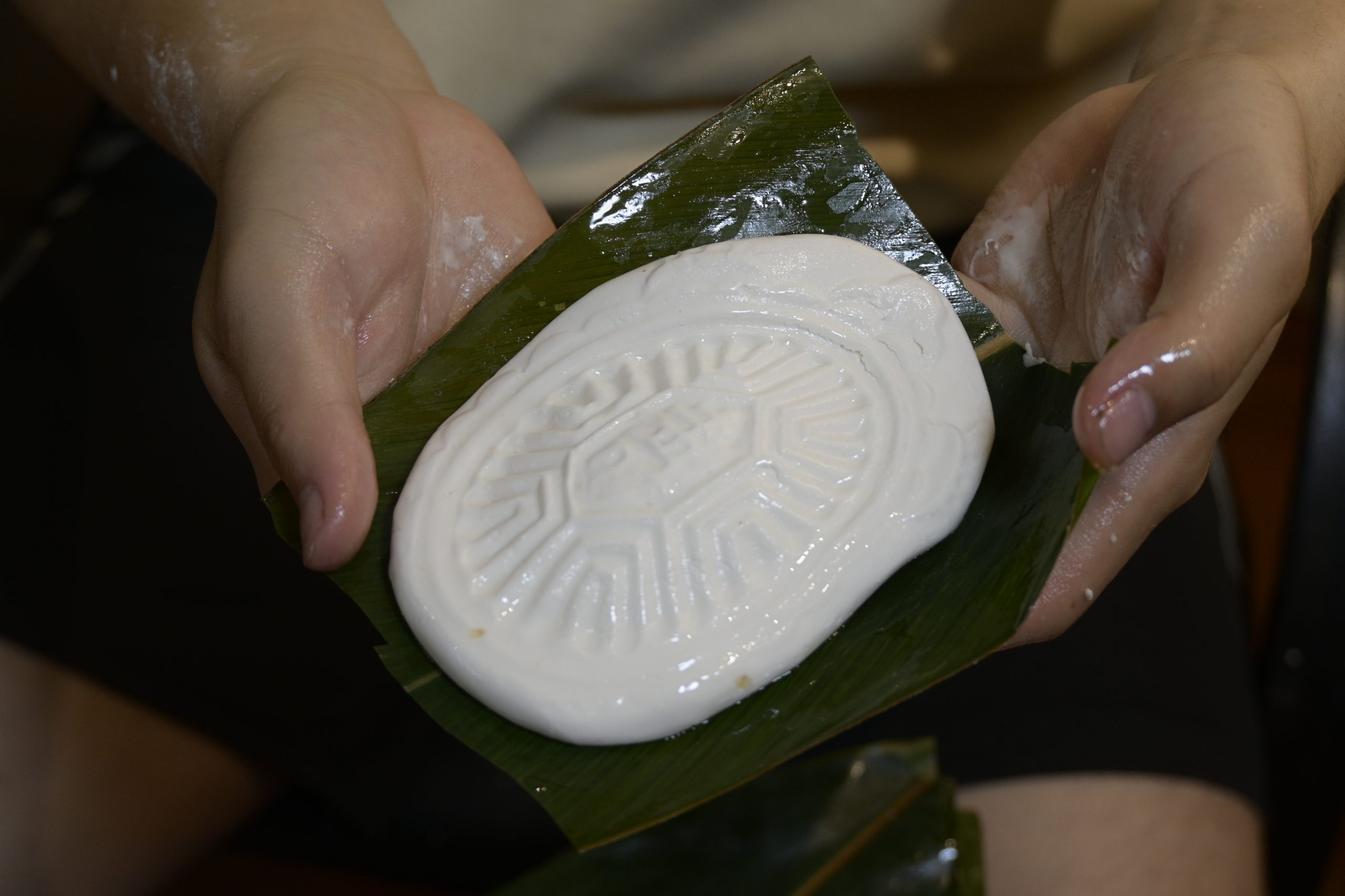 壓製後形成完整的「龜印」,白色紅龜粿, 彰化王功, 適合親子遊玩的景點, 王功親子遊, 王功適合孩子的景點, 適合親子旅遊的台灣小吃, 王功美食攻略, 王功必去景點, 彰化美食推薦, 台灣紅龜粿的製作工藝, 王功白色紅龜粿傳說